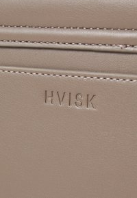 HVISK CAYMAN POCKET - Τσάντα χιαστί - cedar brown
