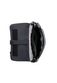 Sac rectangulaire noir et gris avec une sangle en Velcro, ouvert sur le dessus révélant plusieurs compartiments intérieurs et une poche zippée à l'intérieur.