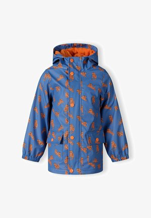 Niebieska wodoodporna kurtka z pomarańczowymi wzorami w koty, z kapturem, zapięciem na zatrzaski i dwiema przednimi kieszeniami. Miękka pomarańczowa podszewka wewnątrz.