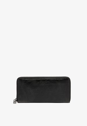 Czarny skórzany portfel o teksturowanej powierzchni, z zamknięciem na zamek błyskawiczny i tłoczonym logo marki. Wymiary są kompaktowe, co ułatwia przenoszenie.