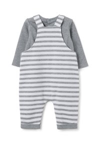 Camisa de manga larga gris con un peto a rayas grises y blancas. Material de algodón suave. Cierre a presión en los hombros y pantalones con puños.