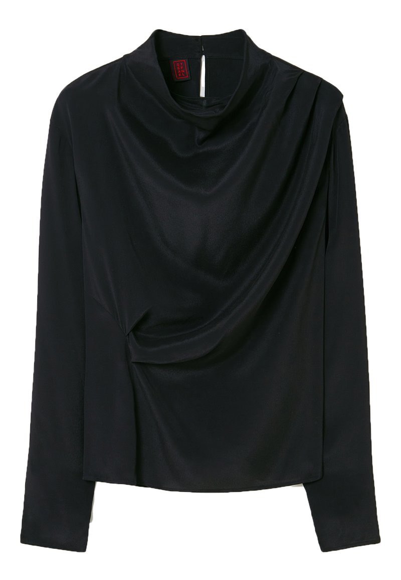 Zwarte blouse met lange mouwen van een gladde stof, met een gedrapeerd ontwerp aan de voorkant en een verborgen rits aan de achterkant, met geplooide accentdetails.