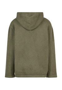 Hanorac cu glugă de culoare verde măsliniu, cu mâneci largi, textură moale și croială lejeră. Spatele este simplu, fără ornamente vizibile.