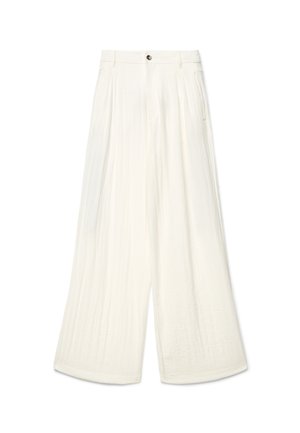 Pantaloni bianchi a gamba larga a vita alta con pieghe anteriori, tasche laterali, passanti per cintura e chiusura con un solo bottone in vita.