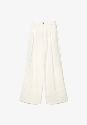 Pantalon blanc taille haute à jambes larges avec plis à l'avant, poches latérales, passants pour ceinture et une fermeture à un seul bouton à la taille.
