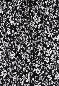 Țesătură neagră cu un model floral alb, prezentând un design strâns și o talie cu șnur. Textură netedă cu mici motive florale variate.