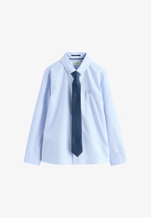 Hellblaues Langarmhemd mit Knöpfen, einem geknöpften Kragen und einer dunkelblauen Krawatte, mit einem kleinen gestickten Logo auf der Brust.
