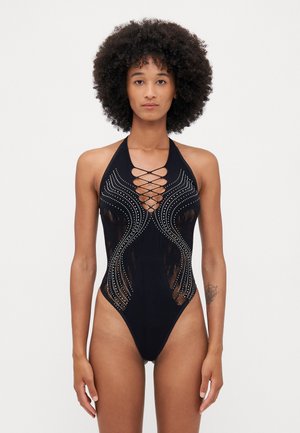 Costume da bagno nero con design a collo halter, caratterizzato da un laccio frontale e strass lucenti lungo i lati, con un taglio alto sui fianchi.