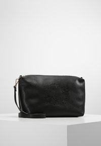 Musta nahkabagi, jossa on teksturoitu pinta, vetoketjukiinnitys, irrotettava olkahihna ja kohokuvioitu kukkakuvio edessä. Suorakulmainen muoto.