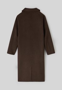 Manteau en laine marron avec un col, des manches longues et une coupe droite. Présente une couture centrale et une fente au dos pour faciliter le mouvement. Texture douce.