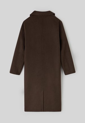 Manteau en laine marron avec un col, des manches longues et une coupe droite. Présente une couture centrale et une fente au dos pour faciliter le mouvement. Texture douce.