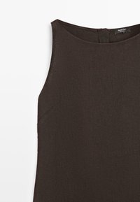 Ärmelloses, dunkelbraunes Leinenkleid mit rundem Ausschnitt und Reißverschluss auf der Rückseite von Massimo Dutti.