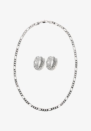 Zilveren ketting met een schakelkettinkje en bijpassende oorbellen met geometrische patronen en ingelegde stenen voor detail.