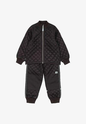 Chándal negro acolchado con chaqueta con cremallera y puños elásticos. Los pantalones presentan franjas laterales y un parche con el logo. Tejido texturizado y ligero.