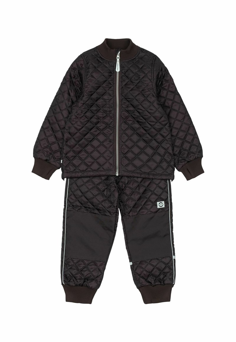 Chándal negro acolchado con chaqueta con cremallera y puños elásticos. Los pantalones presentan franjas laterales y un parche con el logo. Tejido texturizado y ligero.