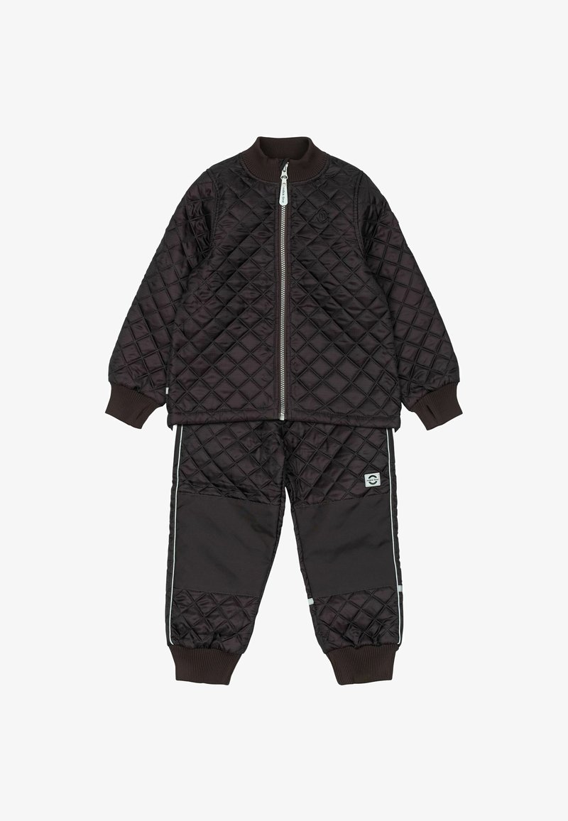 Chándal negro acolchado con chaqueta con cremallera y puños elásticos. Los pantalones presentan franjas laterales y un parche con el logo. Tejido texturizado y ligero.