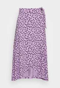 Saia envolvente lilás com pequeno padrão floral em roxo escuro e detalhe de nó lateral, comprimento midi e leve sobreposição na frente.