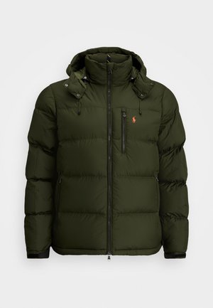 Donkergroene gewatteerde jas met capuchon, voorrits, borstzak met rits en klein oranje geborduurd logo op de linkerkant van de borst.
