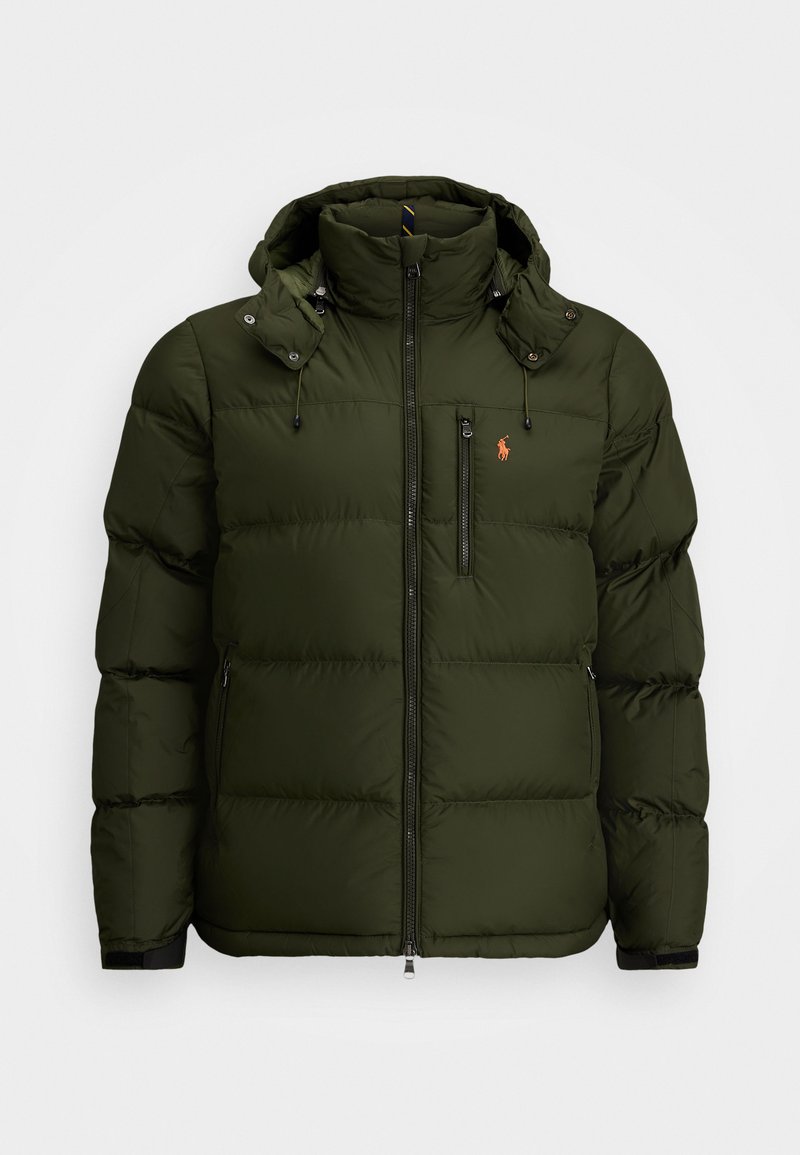 Tmavozelená zateplená bunda s kapucňou, predným zipsom, vreckom na zips na hrudi a malým oranžovým vyšitým logom na ľavej hrudi.