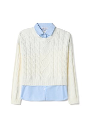 Cremefarbener Pullover mit Zopfmuster, getragen über einem hellblauen, gestreiften Hemd mit Kragen. Der Pullover hat ein Rautenmuster und einen gerippten Saum.