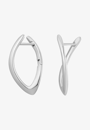 Srebrne kolczyki w kształcie obręczy z twistingowym, abstrakcyjnym wzorem. Gładka, odblaskowa powierzchnia z bezpiecznym zapięciem na sztyft.