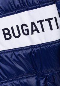 Giacca puffer navy con fascia bianca orizzontale che presenta grande testo nero "BUGATTI". Texture liscia e lucida con dettagli dell'orlo elastico.