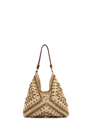 Bruine en beige gehaakte gevlochten totebag met een driehoekig patroon en een enkele bruine leren schouderriem.