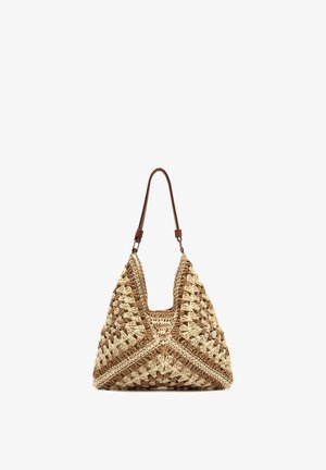 Borsa tote in crochet marrone e beige intrecciata con motivo triangolare e una singola tracolla in pelle marrone.