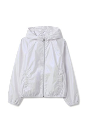 Chaqueta blanca ligera con capucha, cierre de cremallera, puños y bajo elásticos; tela lisa y brillante; dos bolsillos laterales.