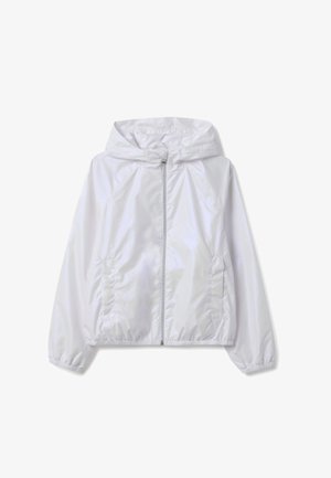 Chaqueta blanca ligera con capucha, cierre de cremallera, puños y bajo elásticos; tela lisa y brillante; dos bolsillos laterales.