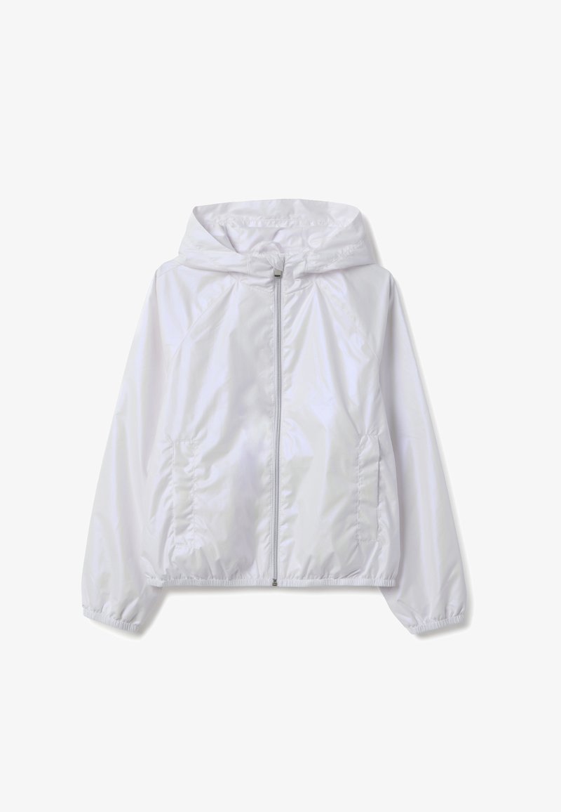 Chaqueta blanca ligera con capucha, cierre de cremallera, puños y bajo elásticos; tela lisa y brillante; dos bolsillos laterales.