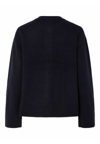 Marinblå stickad tröja, rund hals, långa ärmar, avslappnad passform, ribbad nederkant och ärmslut, mjuk textur, minimalistisch design.