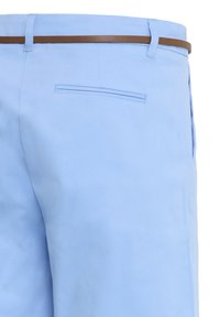 Pantalon bleu clair avec une ceinture marron, comportant une poche arrière passepoilée simple et une poche latérale sur un fond uni.