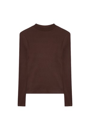 Top lungo a maniche con costine di colore marrone scuro, colletto a imbottitura, silhouette aderente e orlo semplice su sfondo bianco.