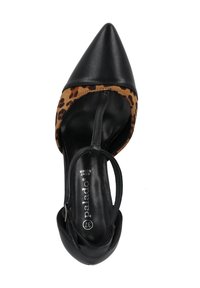 Zapato de cuero negro con punta afilada y panel de textil con estampado de leopardo, correa en el tobillo y diseño de tacón curvado. Textura suave y acabado elegante.