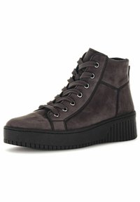 Graue Wildleder-Hochtop-Sneaker mit schwarzer Gummisohle, Schnürung vorne und vertikalen Rippen auf der Sohle. Verfügt über Nähte und Ösen.
