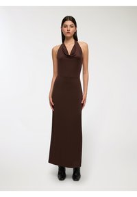Abito marrone con scollatura halter, scollo drappeggiato, silhouette aderente e lunghezza intera. Tessuto morbido e accenti di design minimal.