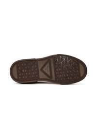 Suela de zapato de goma marrón con una superficie texturizada que presenta patrones triangulares y un logotipo triangular en relieve en el centro. Diseño plano y redondeado.