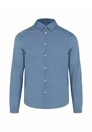 Blauw overhemd met lange mouwen met smalle witte verticale strepen en witte knopen, klassieke puntige kraag en knoopmanchetten.