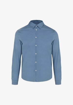 Niebieska koszula wizytowa z długim rękawem z wąskimi białymi pionowymi paskami i białymi guzikami, klasycznym spiczastym kołnierzykiem i zapinanymi na guziki mankietami.