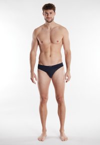 Boxer noirs en coton avec une taille confortable, présentant un design minimaliste et une texture lisse. Idéal pour un usage quotidien.