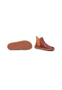 Botas de tobillo de cuero marrón con panel lateral elástico naranja, detalles de costura y suela de goma marrón con el nombre de la marca embosado en la parte inferior.