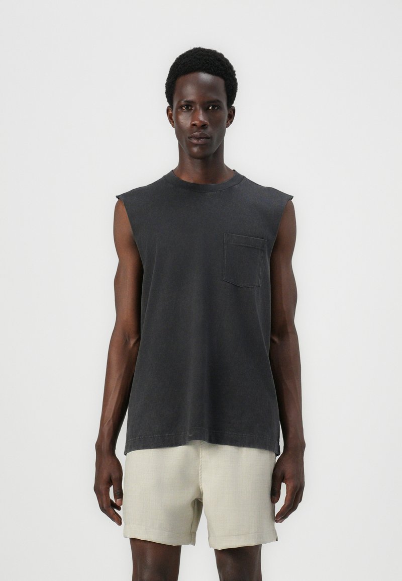 Hollister Co. - MAY1 BOXY CUTOFF POCKET TANK WASH WEBEX - Top - black, Enlarge