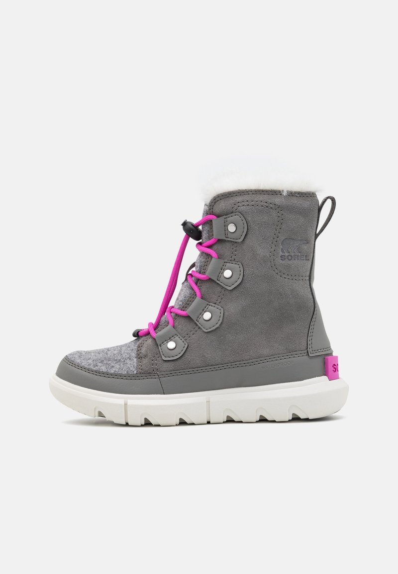 Botte d’hiver grise avec semelle blanche, lacets roses et doublure en polaire, avec œillets métalliques et languette à l’arrière.