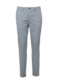 Lichtgrijze broek van gladde stof, met een knoopsluiting, twee zakken en opgerolde mouwen.