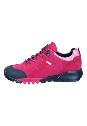 Zapato de senderismo de ante rojo con puntera y suela de goma negra, cuello acolchado rosa y cordones estampados sobre fondo blanco.
