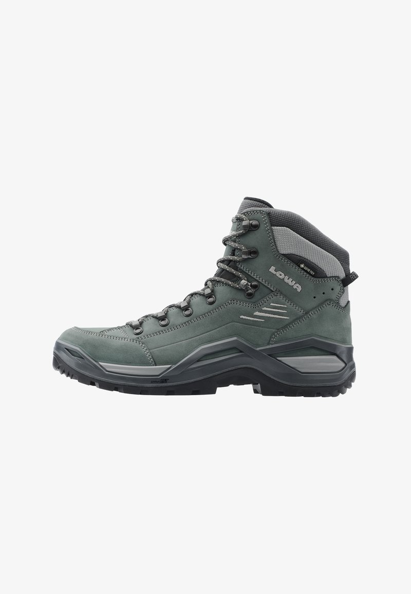 Grijs-groene wandelschoen van gemiddelde hoogte met zwarte zool, metalen veterogen en Gore-Tex-label op de enkelkraag, ontworpen voor gebruik buitenshuis.