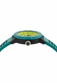 Tyrkysové hodinky s okrúhlym čiernym puzdrom, textúrovaným rámčekom a jasne zeleným ciferníkom. Obsahujú výraznú korunku a gumový remienok.