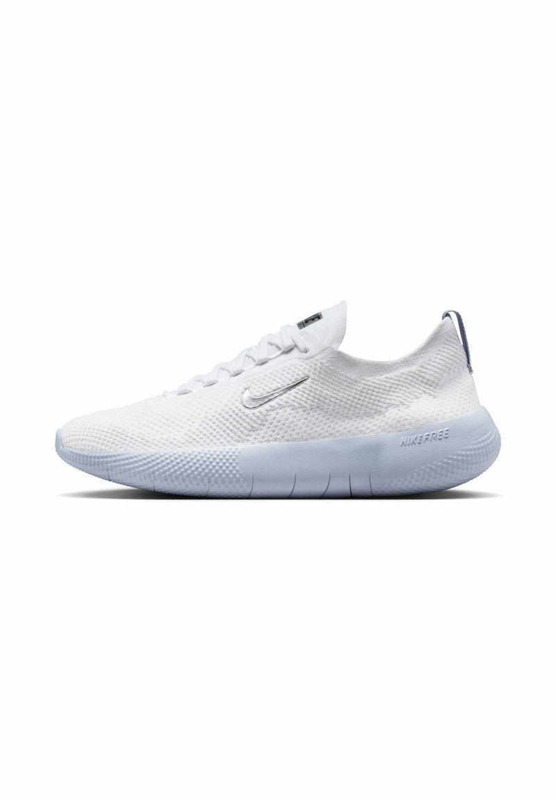 Białe dziane sneakersy z elastyczną podeszwą, teksturowaną cholewką i subtelnymi szarymi akcentami. Charakteryzują się minimalistycznym designem i sznurowanym zapięciem.