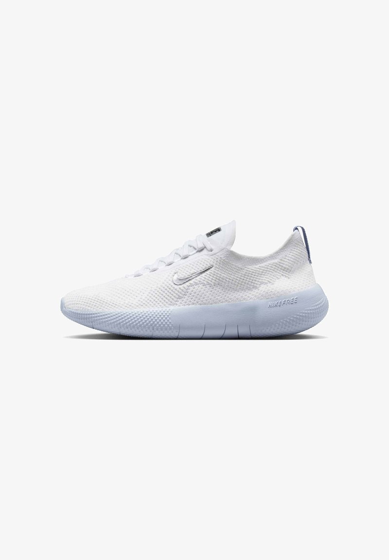 Białe dziane sneakersy z elastyczną podeszwą, teksturowaną cholewką i subtelnymi szarymi akcentami. Charakteryzują się minimalistycznym designem i sznurowanym zapięciem.